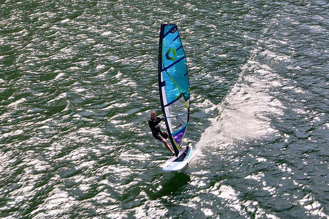 Planche de windsurf Duotone Stingray D/LAB en train de faire du foiling en eau ouverte