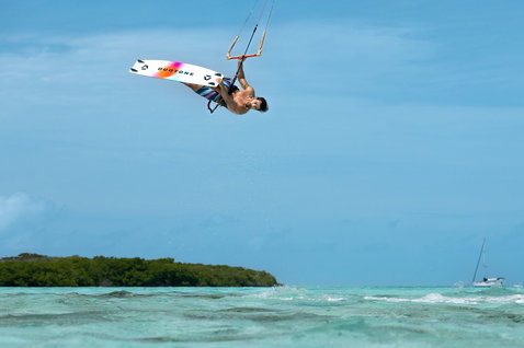 Duotone Select Concept Blue prancha de kitesurf twin-tip durante kitesurf em uma lagoa tropical
