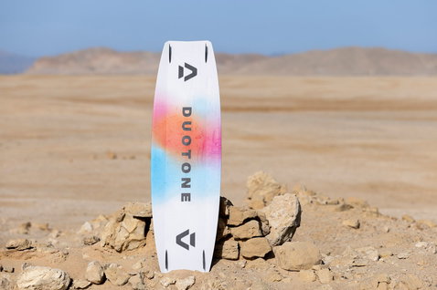 Duotone Select Concept Blue twin-tip kiteboard durante o kitesurf em uma paisagem desértica rochosa no Egito
