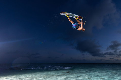 Duotone Select Concept Blue prancha twin-tip de kitesurf durante o kitesurf na praia do oceano