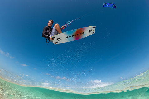 Duotone Select Concept Blue prancha twin-tip de kitesurf durante o kitesurf em uma praia tropical do oceano