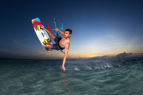 Duotone Select Concept Blue prancha de kitesurf twin-tip durante kitesurf em praia oceânica tropical
