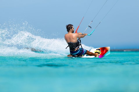 Duotone Select prancha de kitesurf twin-tip durante o kitesurf em uma lagoa oceânica tropical