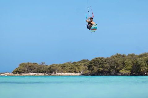 Duotone Select Concept Blue twin-tip kiteboard durante kitesurf em uma lagoa tropical