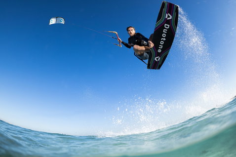 Duotone Jaime Concept Blue twin-tip kiteboard en kitesurf sur une plage océanique