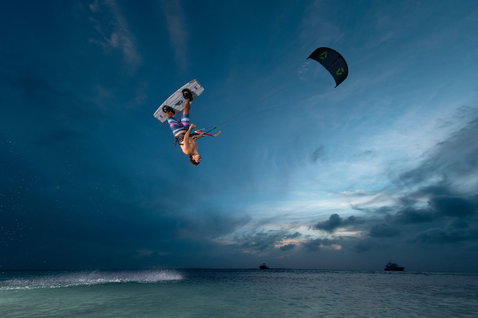 Duotone Jaime Concept Blue twin-tip kiteboard en kitesurf dans un lagon tropical peu profond
