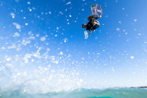 Duotone Jaime Concept Blue planche de kite twin-tip en kitesurf sur une plage océanique