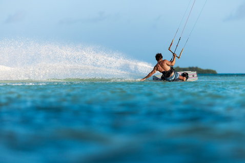Duotone Jaime Concept Blue planche de kitesurf twin-tip lors de kitesurf dans un lagon tropical