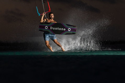Duotone Jaime Concept Blue twin-tip kiteboard lors du kitesurf sur une plage océanique