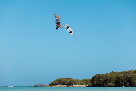 Planche de kitesurf twin-tip Duotone Jaime Concept Blue en kitesurf dans un lagon tropical avec île de mangrove