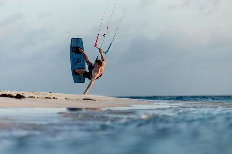 Duotone Jaime SLS Twin-Tip Kiteboard beim Kitesurfen am Ozeanstrand