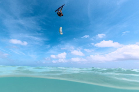 Duotone Jaime SLS Twin-Tip Kiteboard beim Kitesurfen auf dem tropischen Ozean