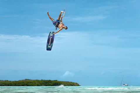 Duotone Jaime SLS Twin-Tip Kiteboard beim Kitesurfen in der tropischen Ozeanlagune