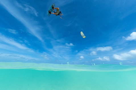 Duotone Jaime SLS Twin-Tip Kiteboard beim Kitesurfen in der tropischen Ozeanlagune