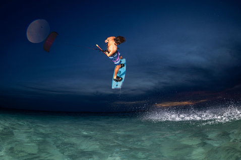 Duotone Jaime SLS Twin-Tip Kiteboard beim Kitesurfen am Meeresstrand