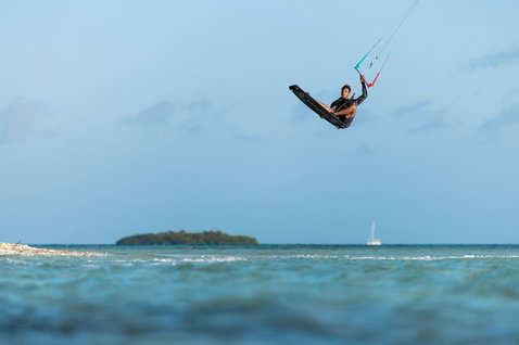 Duotone Jaime SLS Twin-Tip Kiteboard beim Kitesurfen in einer tropischen Lagune mit kleiner Insel