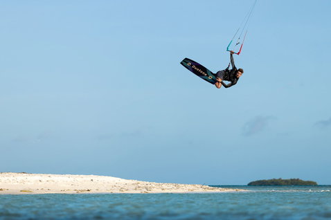 Duotone Jaime SLS Twin-Tip Kiteboard beim Kitesurfen in einer tropischen Strandlagune