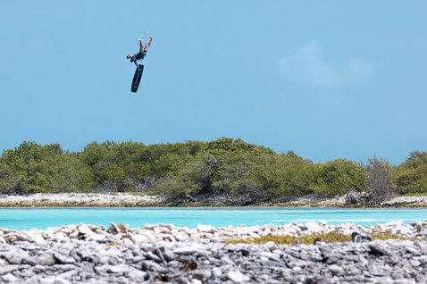 Duotone Jaime SLS Twin-Tip Kiteboard beim Kitesurfen in einer tropischen Lagune