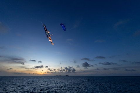 Duotone Jaime SLS Twin-Tip Kiteboard beim Kitesurfen auf dem offenen Ozean in der Dämmerung