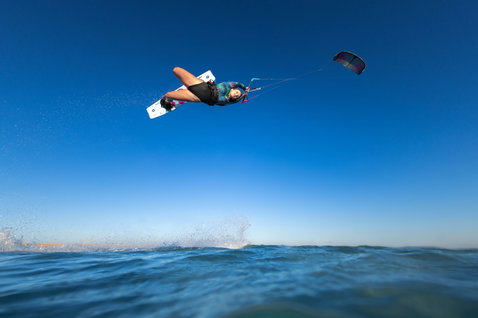 Duotone Soleil Concept Blue tabla de kitesurf twin-tip durante el kitesurf en el océano
