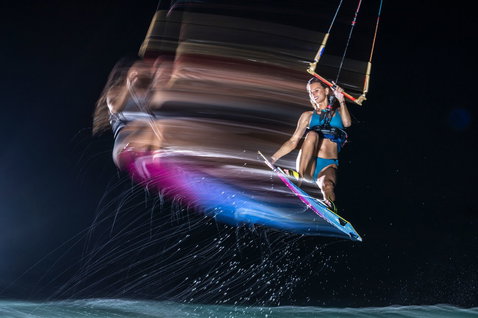 Duotone Soleil Concept Blue tabla de kitesurf twin-tip durante el kitesurf en el océano de noche