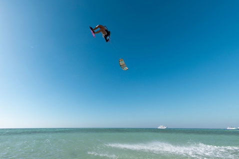 Duotone Soleil SLS Twin-Tip Kiteboard beim Kitesurfen auf dem offenen Ozean