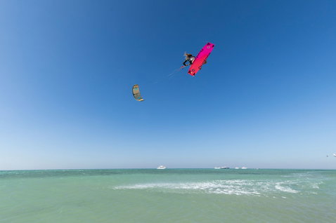 Duotone Soleil SLS Twin-Tip Kiteboard beim Kitesurfen an einem Ozeanstrand