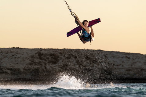 Duotone Soleil SLS Twin-Tip Kiteboard beim Kitesurfen an ozeanischen Küstenklippen