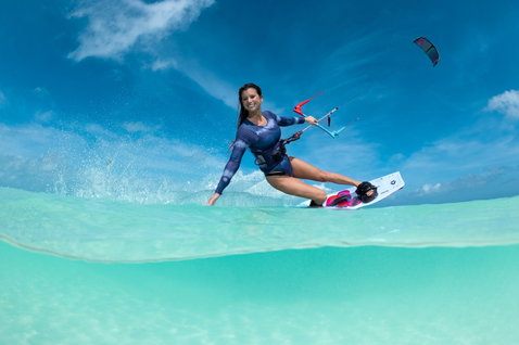 Duotone Soleil SLS Twin-Tip Kiteboard beim Kitesurfen im tropischen Ozean mit türkisblauem Flachwasser