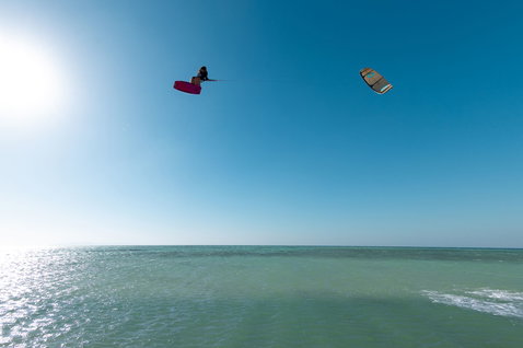 Duotone Soleil SLS Twin-Tip Kiteboard beim Kitesurfen am Ozeanstrand