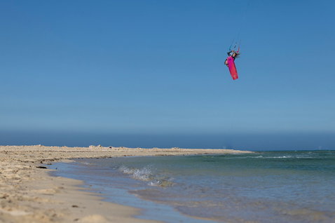 Duotone Soleil SLS Twin-Tip Kiteboard beim Kitesurfen am Meer
