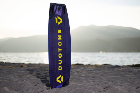 Kiteboard twin-tip Duotone Shred 128cm en violet profond avec accents vert-jaune et beige sableux