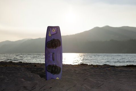 Duotone Shred kiteboard twin-tip en violet et jaune-vert sur les rives de Hood River
