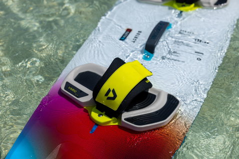 Duotone Vario Combo fixation twin-tip kiteboard en bordeaux foncé avec pad et sangle jaune citron