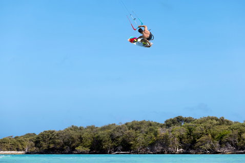 Duotone Vario Combo Select kiteboard twin-tip en kitesurf dans un lagon tropical avec des mangroves