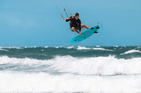 Duotone Neo LEI Kite beim Wellenreiten am Strand mit brechenden Wellen