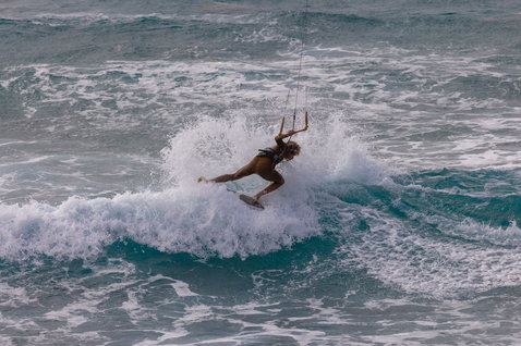 Duotone Neo LEI Kite beim Wave Riding am Meeresstrand