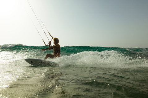Duotone Neo Concept Blue LEI Kite beim Wellenreiten am Ozeanstrand