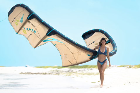 Duotone Rebel SLS Concept Blue LEI Kite 10m beim Kitesurfen an einem tropischen Ozeanstrand