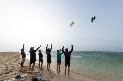 Duotone Rebel SLS Concept Blue LEI Kite beim Kitesurfen am Strand im Ozean in Ägypten