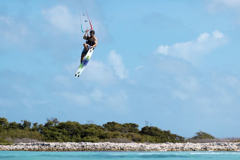 Duotone Select SLS Twin-Tip Kiteboard beim Kitesurfen in einer tropischen Strandlagune