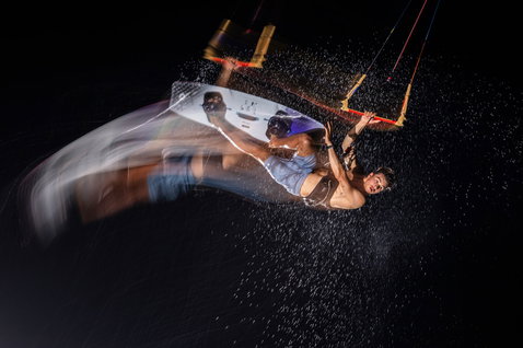 Duotone Select SLS Twin-Tip Kiteboard beim Kitesurfen auf dem Meer bei Nacht