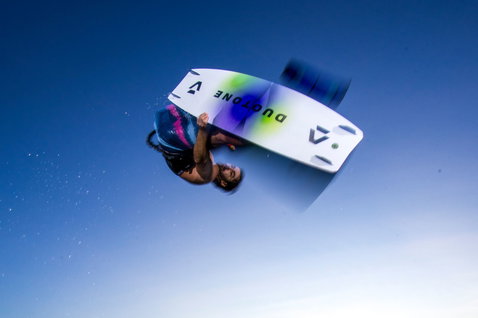 Duotone Select SLS Twin-Tip Kiteboard beim Kitesurfen unter offenem Himmel über dem Ozean