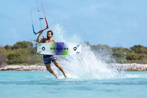 Duotone Select SLS Twin-Tip Kiteboard beim Kitesurfen in einer tropischen Ozeanlagune