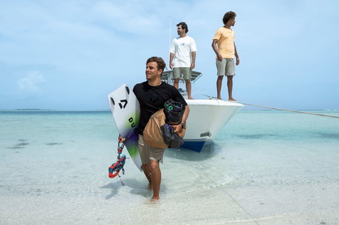 Duotone Select SLS Twin-Tip Kiteboard beim Kitesurfen am tropischen Strand