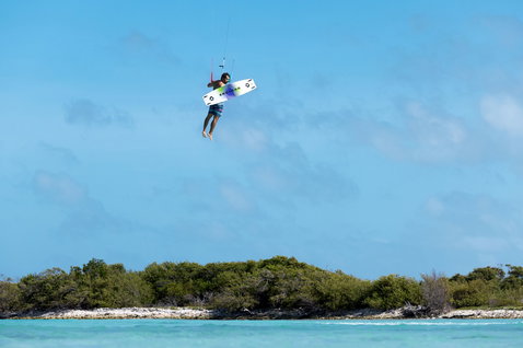 Duotone Select SLS Twin-Tip Kiteboard beim Kitesurfen in der tropischen Lagune