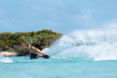 Duotone Select SLS Twin-Tip-Kiteboard beim Kitesurfen in einer tropischen Ozeanlagune