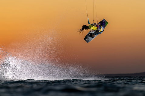 Duotone Select SLS Twin-Tip Kiteboard beim Kitesurfen auf dem Ozean