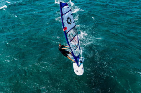 Duotone Falcon Fin SLS planche de windsurf lors du windsurf sur l'océan ouvert