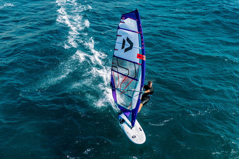 Duotone Falcon Fin SLS planche de windsurf en train de faire du windsurf freeride sur l'océan